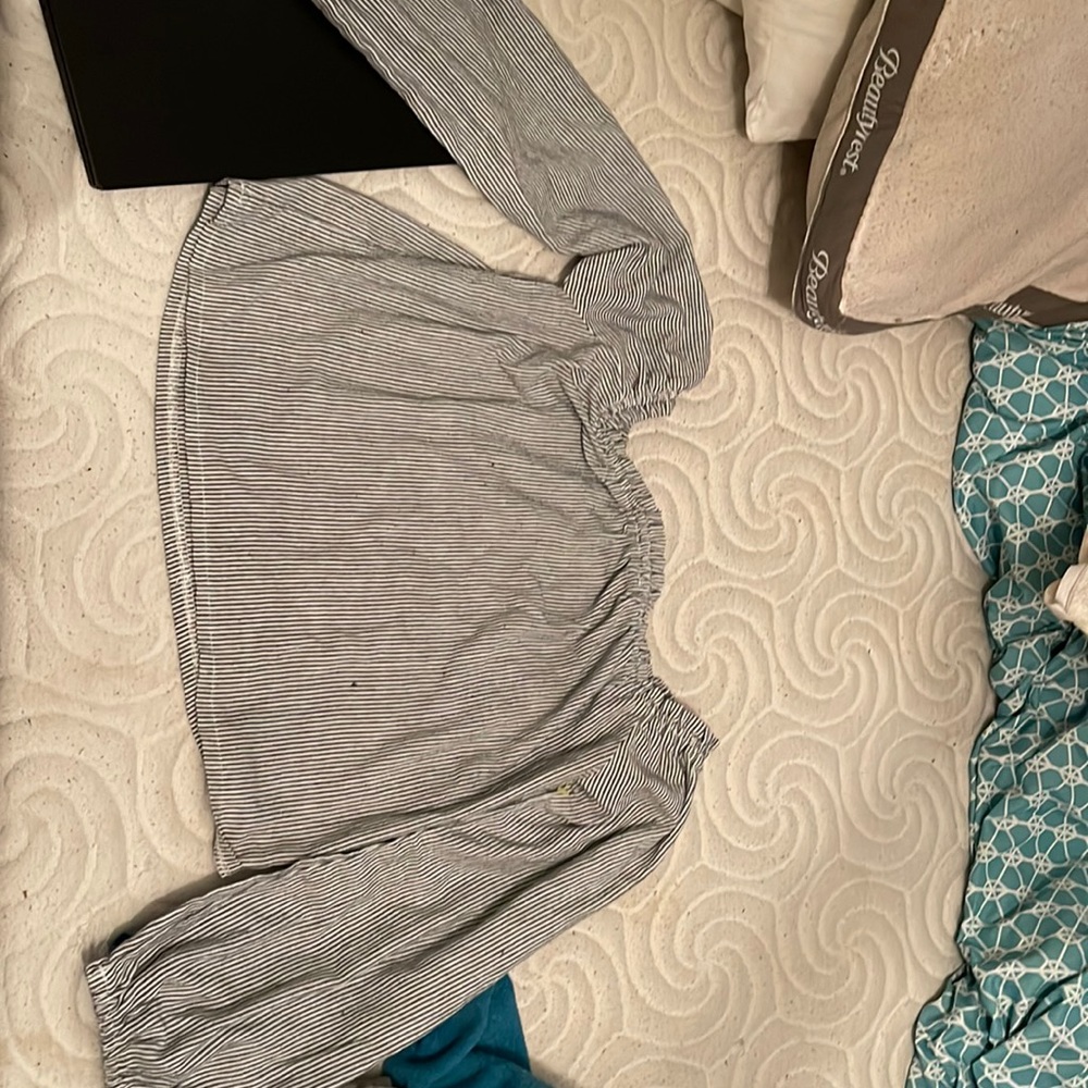 brandy melville off shoulder striped shirt cute with white pants!
